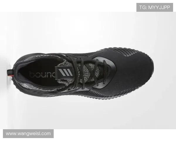 本 - 怀特团建遮脸避关注:LV 球鞋难掩的低调